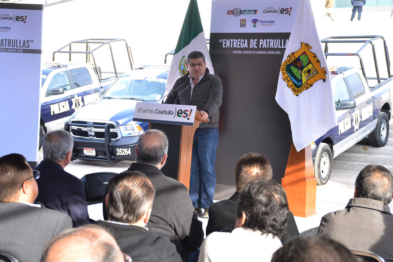 El gobernador Miguel Riquelme encabezó la entrega de patrullas. (FERNANDO COMPEÁN) 