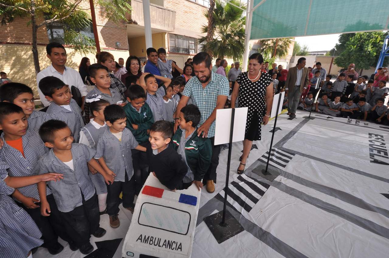 Alberto Navarrete Valenzuela, director de tránsito y vialidad, comentó que se están llevando a cabo dos platicas y capacitaciones por parte del personal del área de educación vial, quienes implementan diversas dinámicas según el nivel de escolaridad de los alumnos.  (EL SIGLO DE TORREÓN)