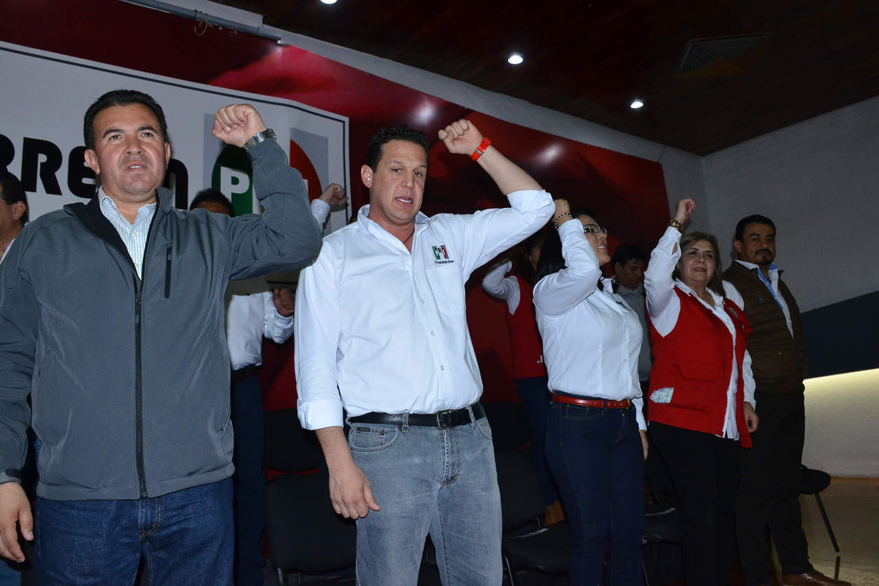 Afirmó Hugo Dávila que la presencia de los aspirantes a las distintas candidaturas, fue para dar un mensaje de unidad de la clase política, y agregó que van por las dos diputaciones locales y la alcaldía de Torreón. (FERNANDO COMPEÁN)