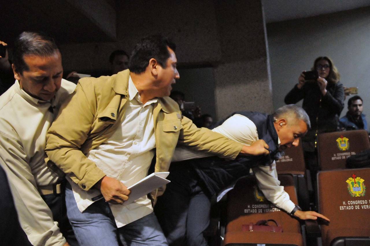 Protesta. Gonzalo Vicencio, excandidato a la alcaldía de Chicontepec, interrumpió la comparecencia del fiscal de Veracruz. (EL UNIVERSAL)