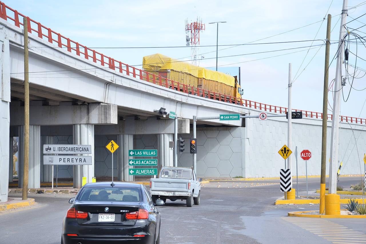 Integral. Arriba y abajo realizarán rehabilitación integral de pavimento en autopista Torreón-San Pedro, a la altura de puente. (EL SIGLO DE TORREÓN) 