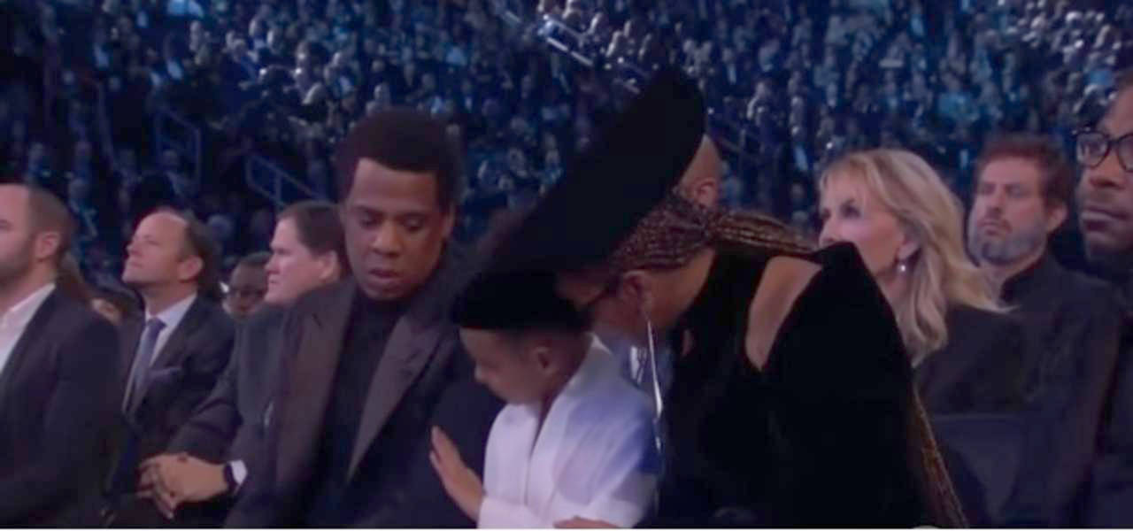 Captan. La niña Blue Ivy calló a Beyoncé y Jay Z cuando aplaudían en la ceremonia de los Grammy.