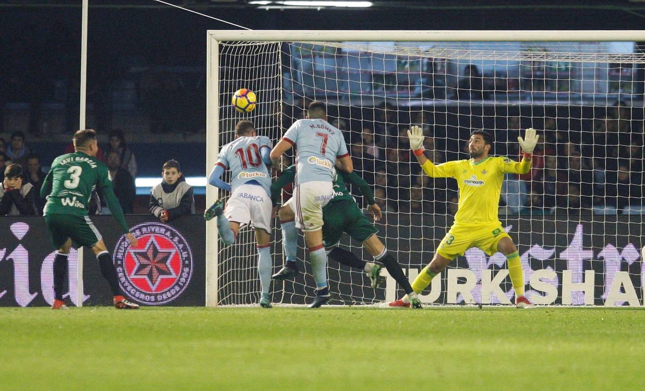 Iago Aspas (10) marca uno de sus dos goles en el triunfo de ayer. Andrés Guardado anota de penal en derrota del Betis