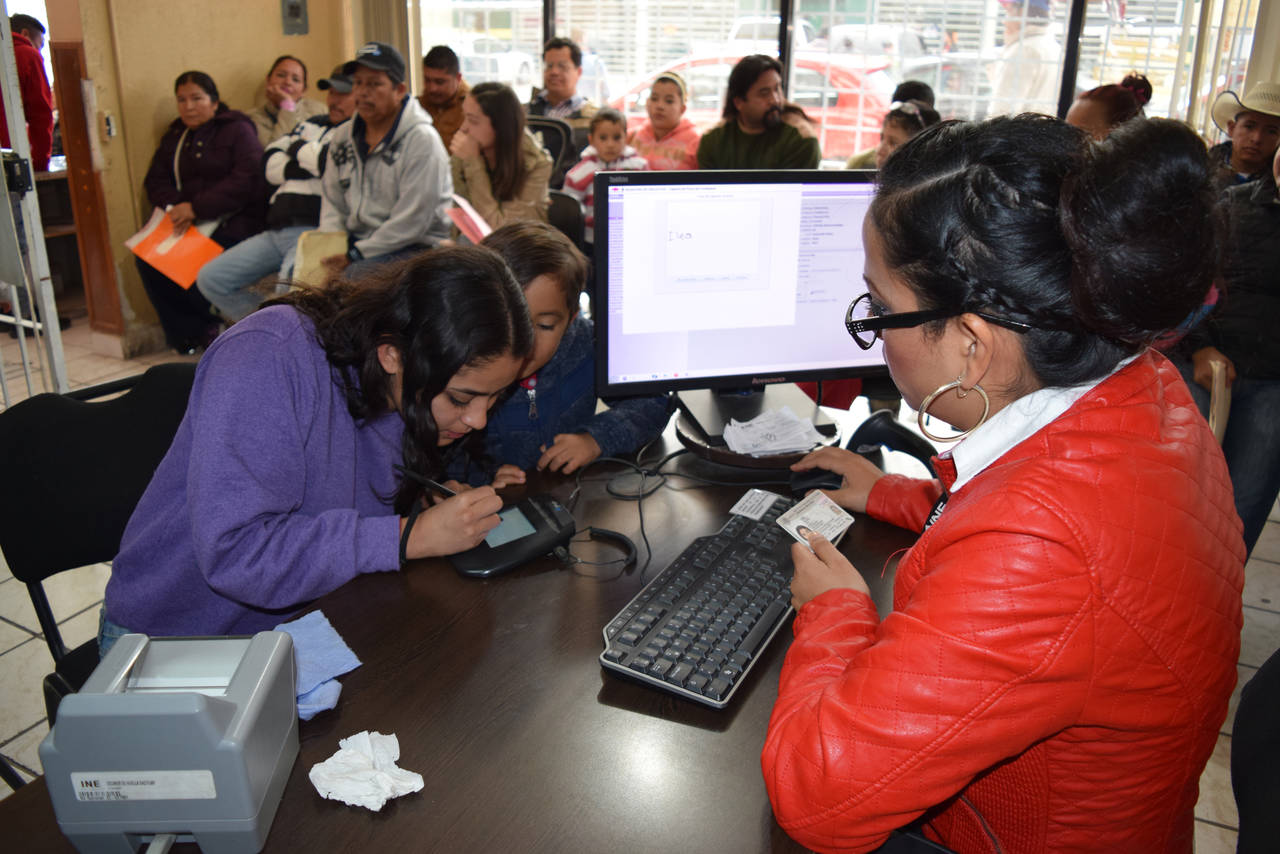 Plazo. El miércoles 31 de enero el último día para actualizar el padrón electoral, por lo que deben acudir a trámitar su credencial. (EL SIGLO DE TORREÓN/MARY VÁZQUEZ)