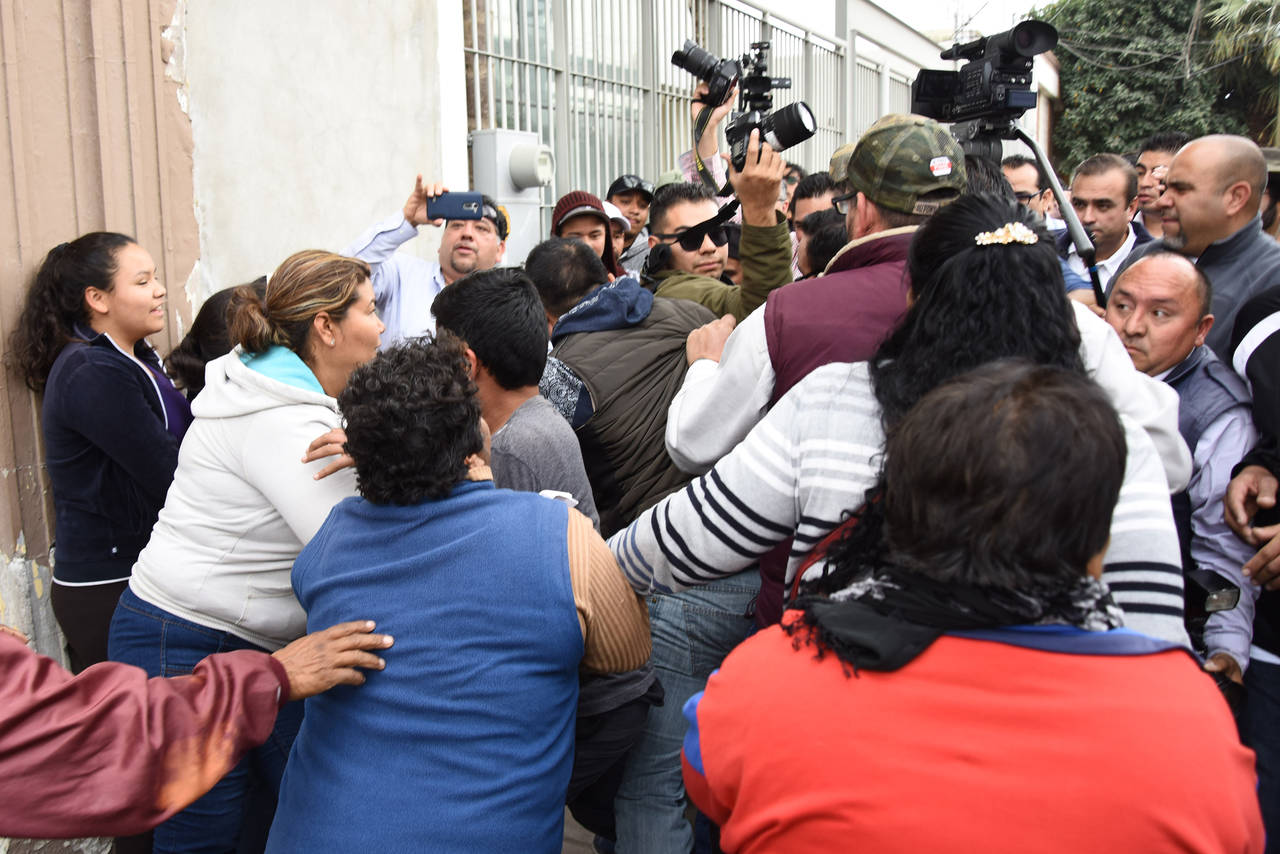 Tensión. Simpatizantes del PRI en Gómez Palacio pusieron resistencia en el paso de la Caravana por la Dignidad.