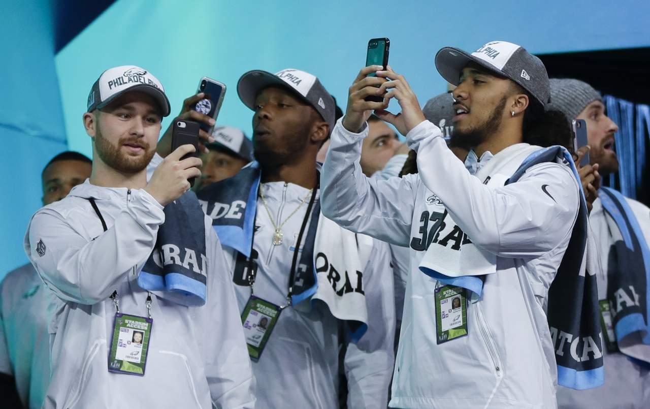 Jugadores de Filadelfia toman fotos durante el evento. (AP)