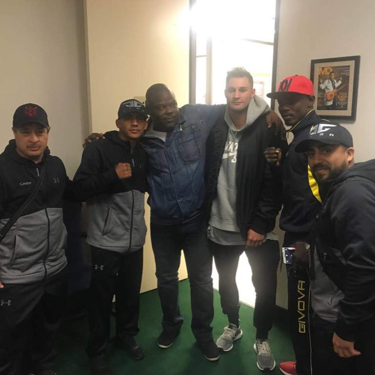 El boxeador mexicano y su equipo de trabajo, coincidieron a su llegada a Corpus Christi, Texas, con el retador ghanés y rival del ‘Zurdo’ Ramírez.