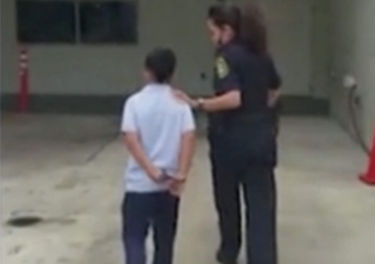 Arrestan a niño de 7 años por golpear a su maestra
