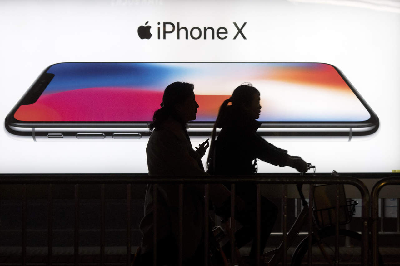 La firma Apple está reduciendo a la mitad su producción del iPhone X, su nuevo modelo de teléfono, ya que las ventas están siendo menores a las esperadas, informó hoy The Wall Street Journal. (AP)