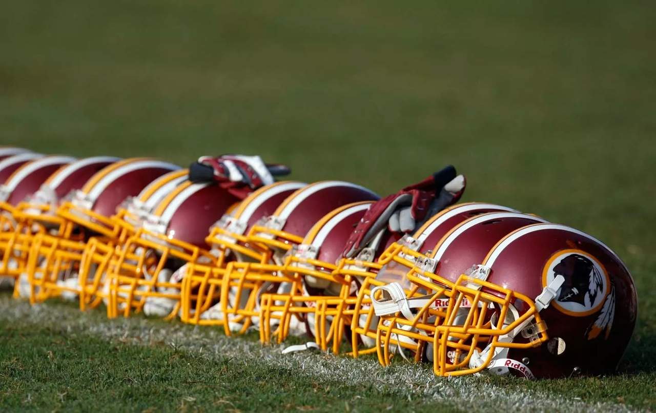 El dueño de los Redskins de Washington, Dan Snyder le ha dicho que no tiene intenciones de cambiar el nombre ni escudo de su equipo. (Cortesía)