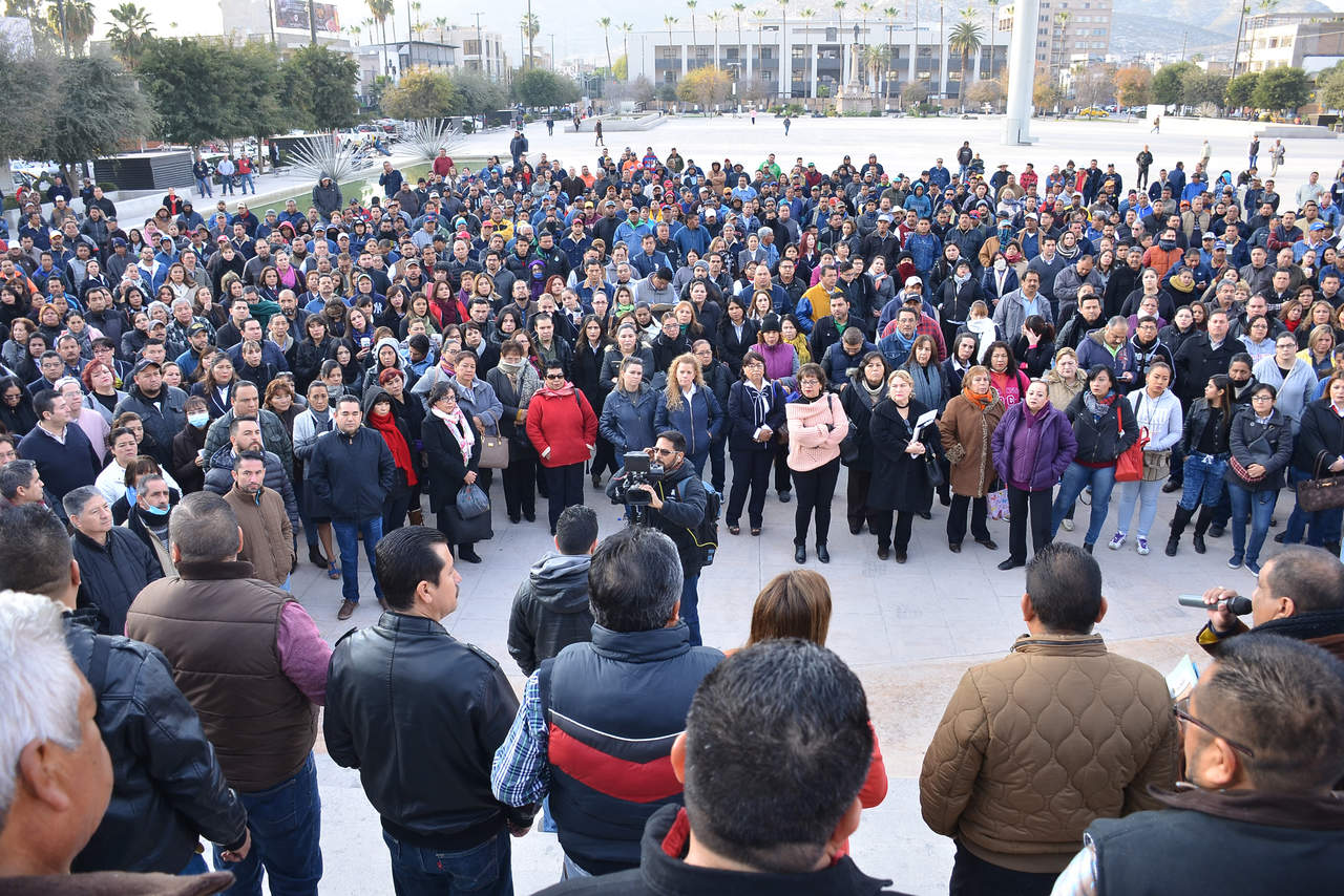 Empleados se reunieron en la explanada de la Plaza Mayor para escuchar a sus líderes sindicales. (FERNANDO COMPEÁN) 