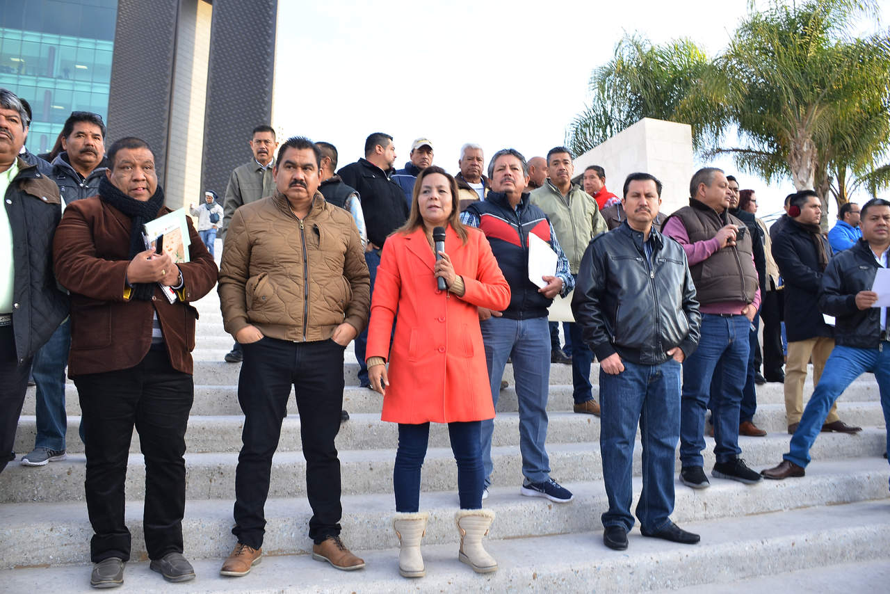 Los líderes sindicales informaron de la tregua con el Ayuntamiento. (FERNANDO COMPEÁN) 