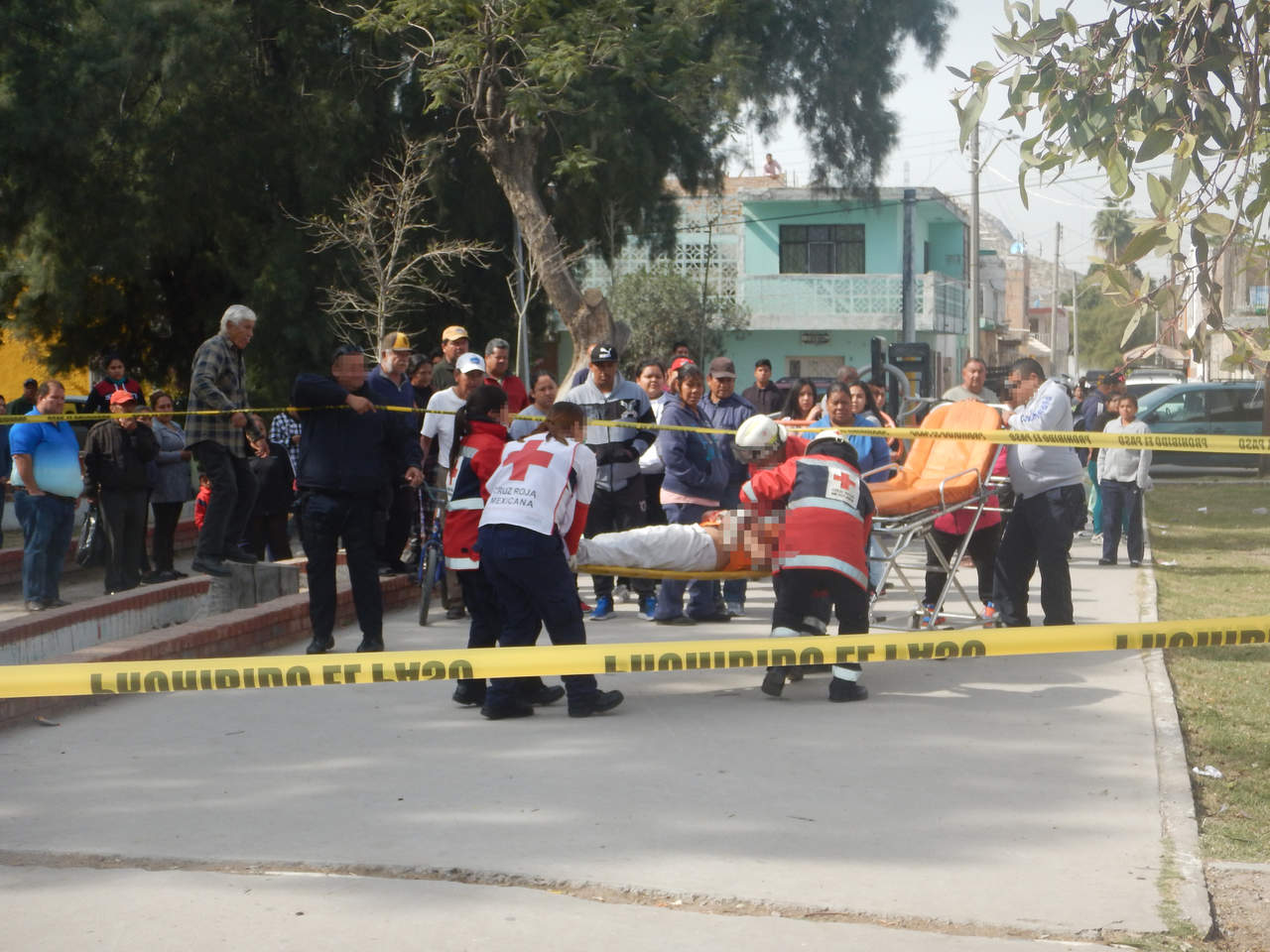 Paramédicos de la Cruz Roja arribaron al sitio para atender al joven, el cual aún presentaba signos vitales, por lo que fue trasladado de urgencia al Hospital Universitario, donde falleció minutos más tarde. (EL SIGLO DE TORREÓN)