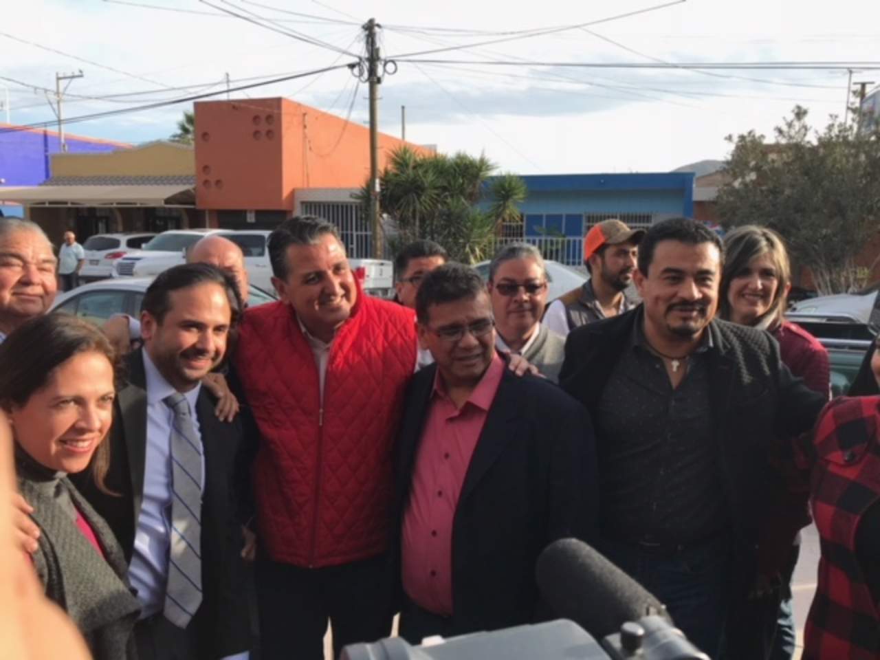 Gutiérrez Jardón, quien nunca ha competido por un cargo de elección popular, acudió a entregar la documentación para registrar su precandidatura. (EL SIGLO DE TORREÓN)