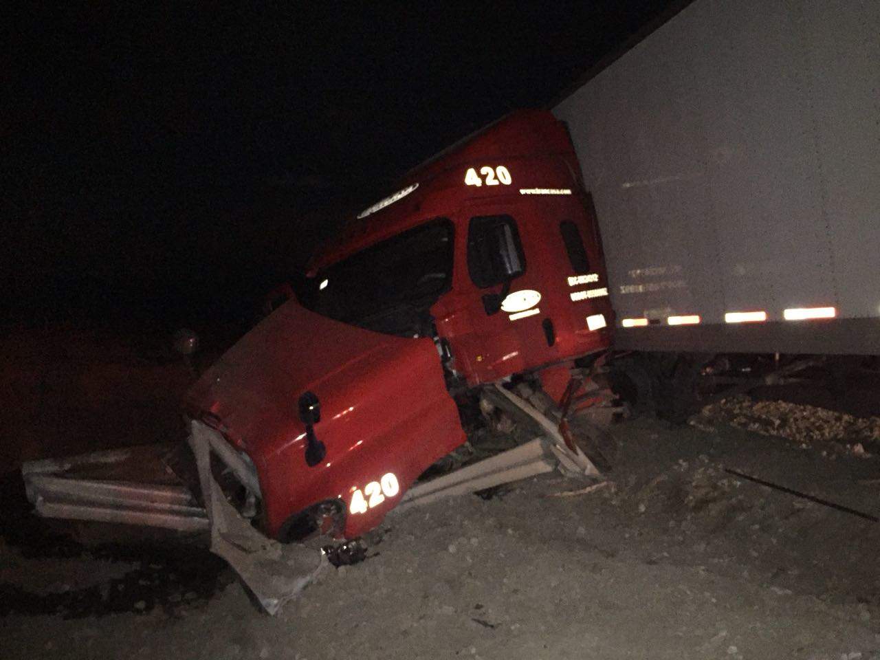 Fue alrededor de las 05:30 horas de este martes que el accidente se reportó al 911, en donde se indicaba que en la autopista a Saltillo, a la altura del ejido El Sol, del municipio de Parras se había suscitado el accidente. (ESPECIAL)