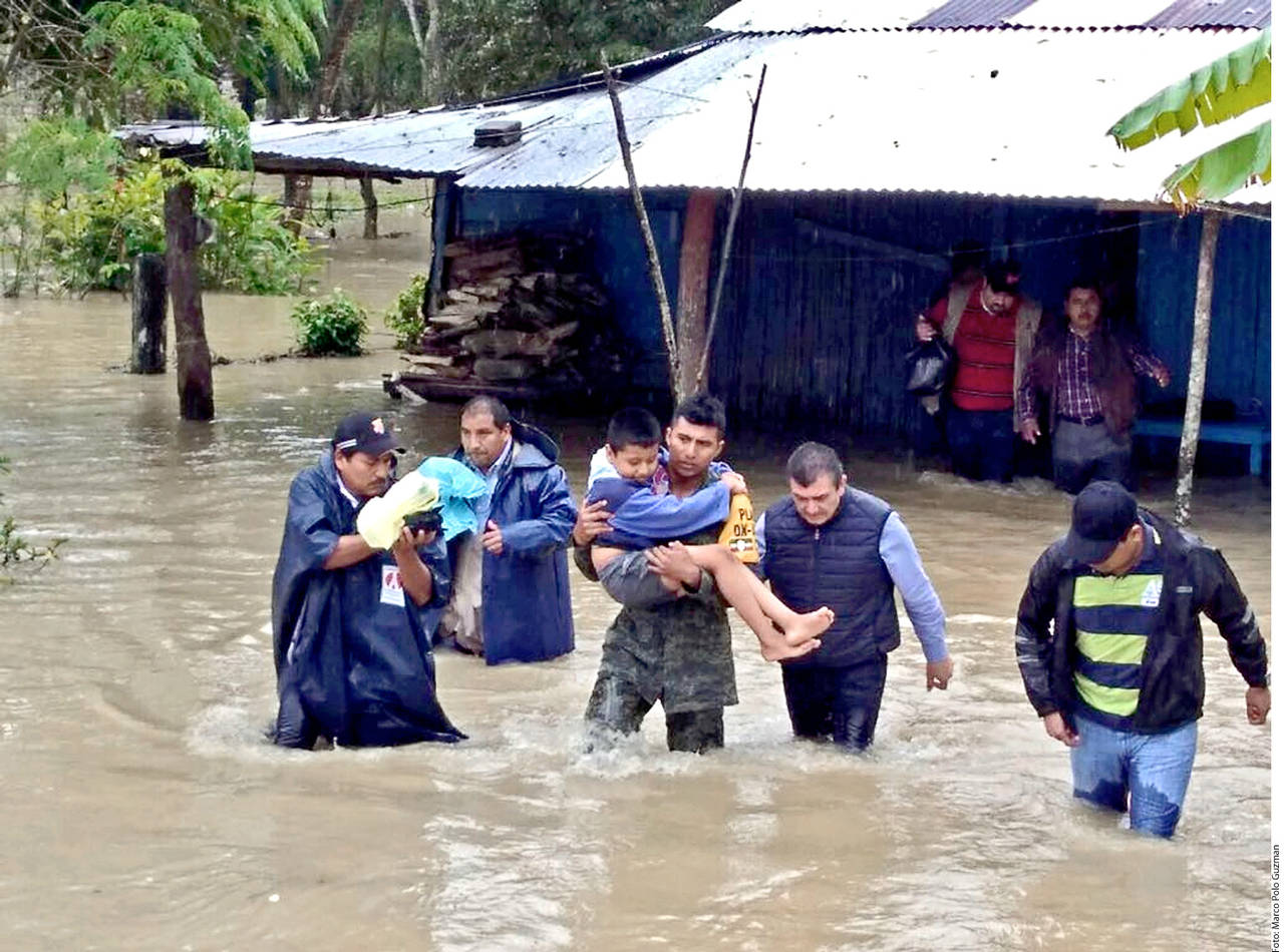 Ayuda. Militares evacuaron a familias de la ranchería Mariano Pedrero, en Teapa, donde viviendas resultaron inundadas. (AGENCIA REFORMA)