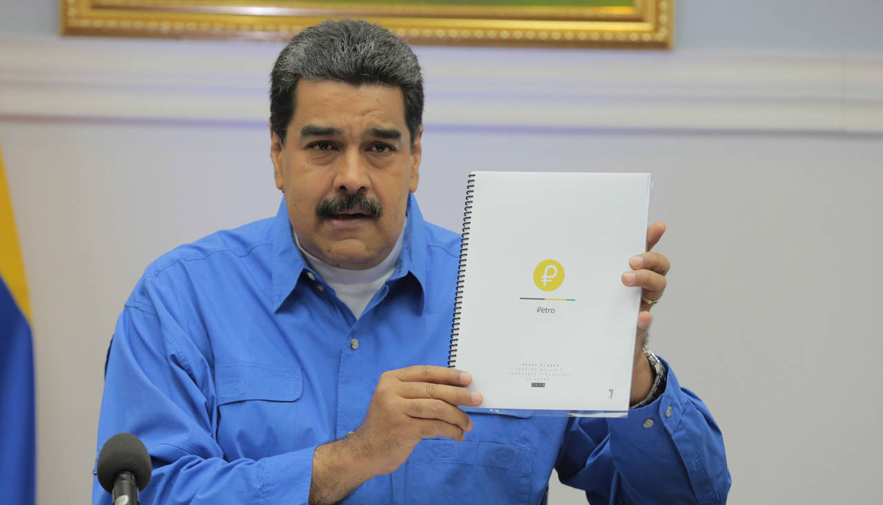 Opción.  Maduro anunció que a partir del 20 de febrero se iniciará la preventa del Petro, una criptomoneda que impulsa su gobierno. (EFE)