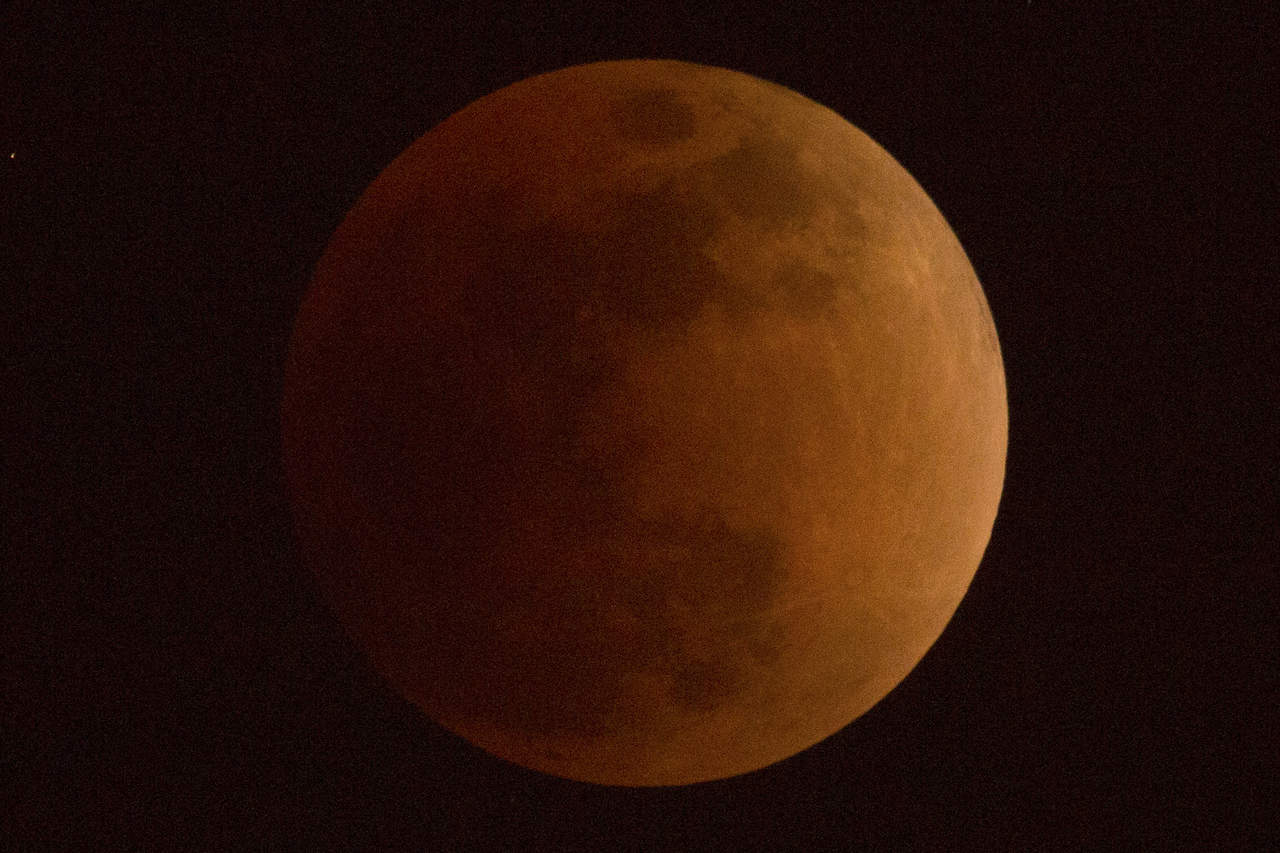 La Luna se tiñó de rojo y así se pudo apreciar en Beijing, China. (AP) 