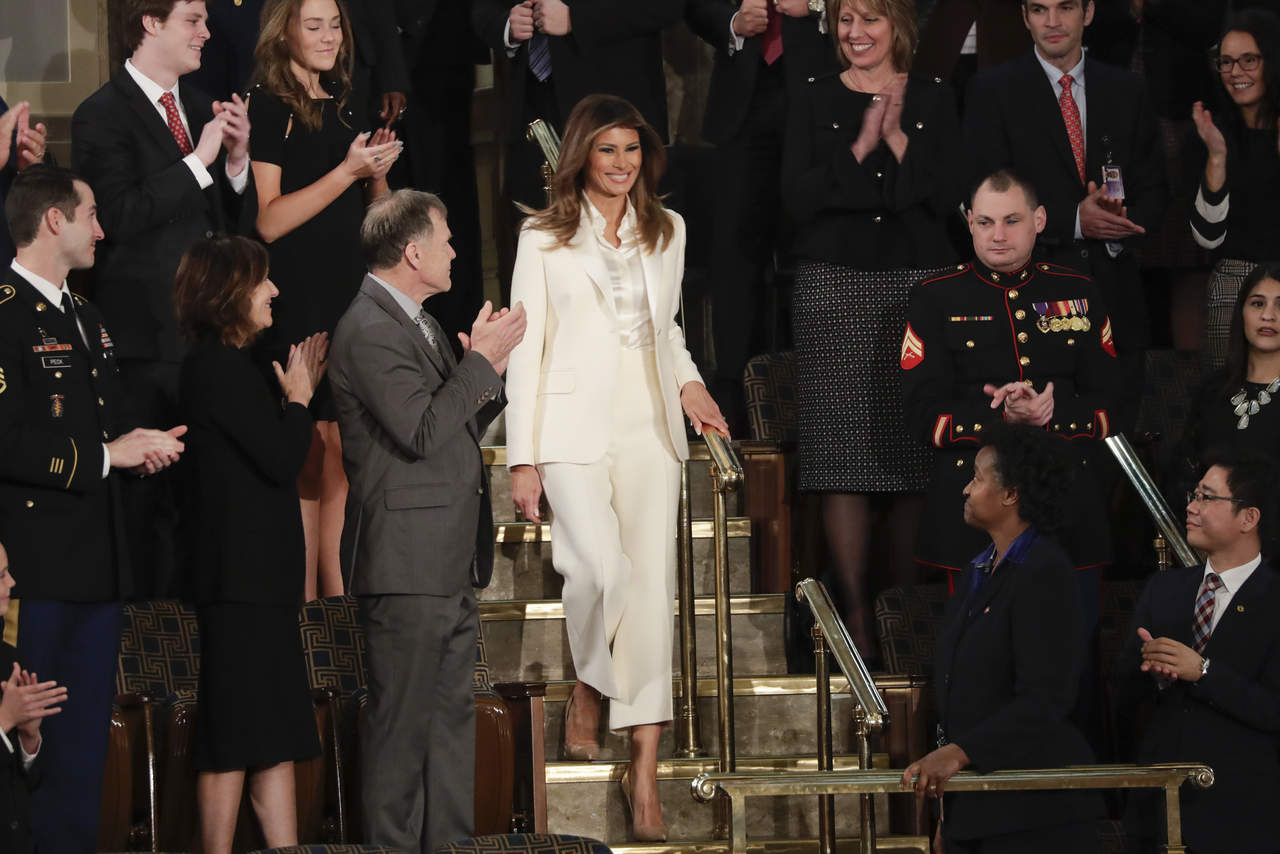 Justo antes del discurso, la primera dama apareció entre el público con semblante serio y vestida con un traje de pantalones y chaqueta de color blanco, así como con una blusa de seda, también blanca, el color que simboliza a las sufragistas de Estados Unidos. (AP)