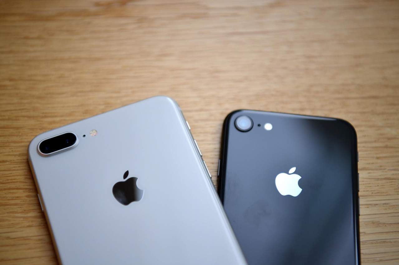 Apple está cooperando con las autoridades estadounidenses en las investigaciones sobre su práctica secreta de hacer más lentos los modelos antiguos del iPhone, un tema que ha causado enorme frustración entre los consumidores. (EFE)
