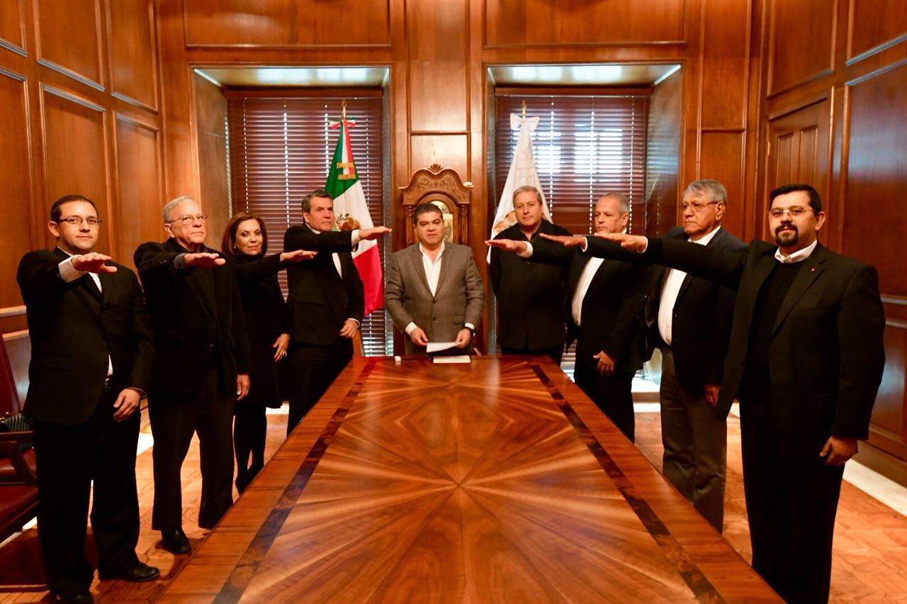En la ceremonia realizada en el despacho del gobernador se hizo la toma de protesta oficial con la nueva mesa directiva presente. (EL SIGLO DE TORREÓN)
