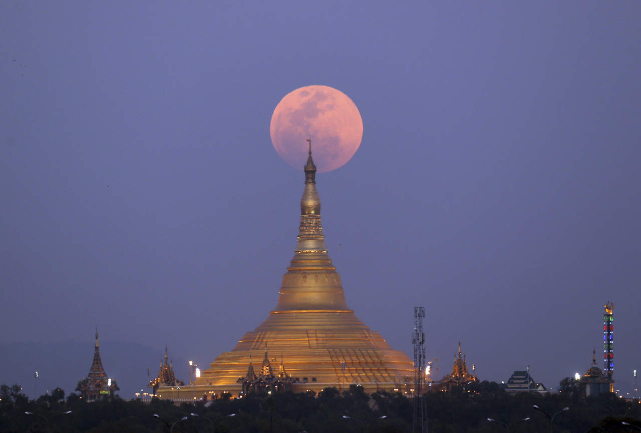 Bella. Fue un espectáculo sobre la Pagoda Uppatasanti en Myanmar. (AP)