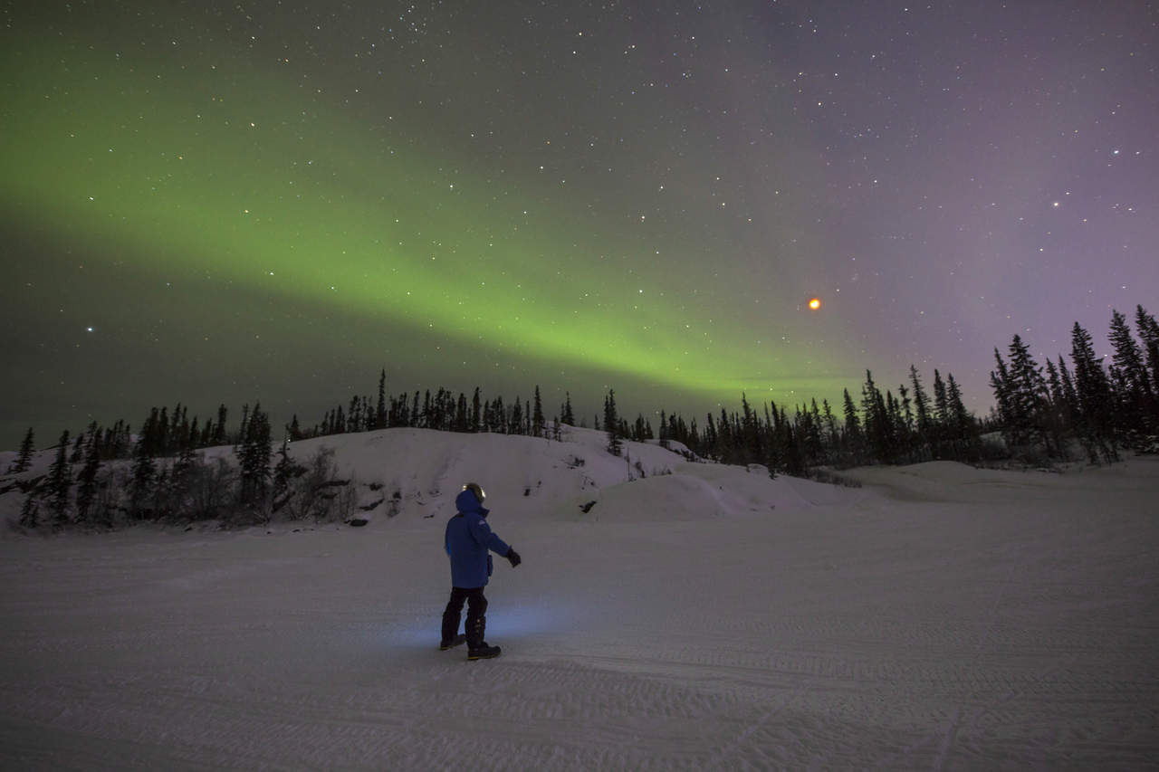 Testigo. En Yellowknife, Ontario fue acompañada por una aurora. (AP)