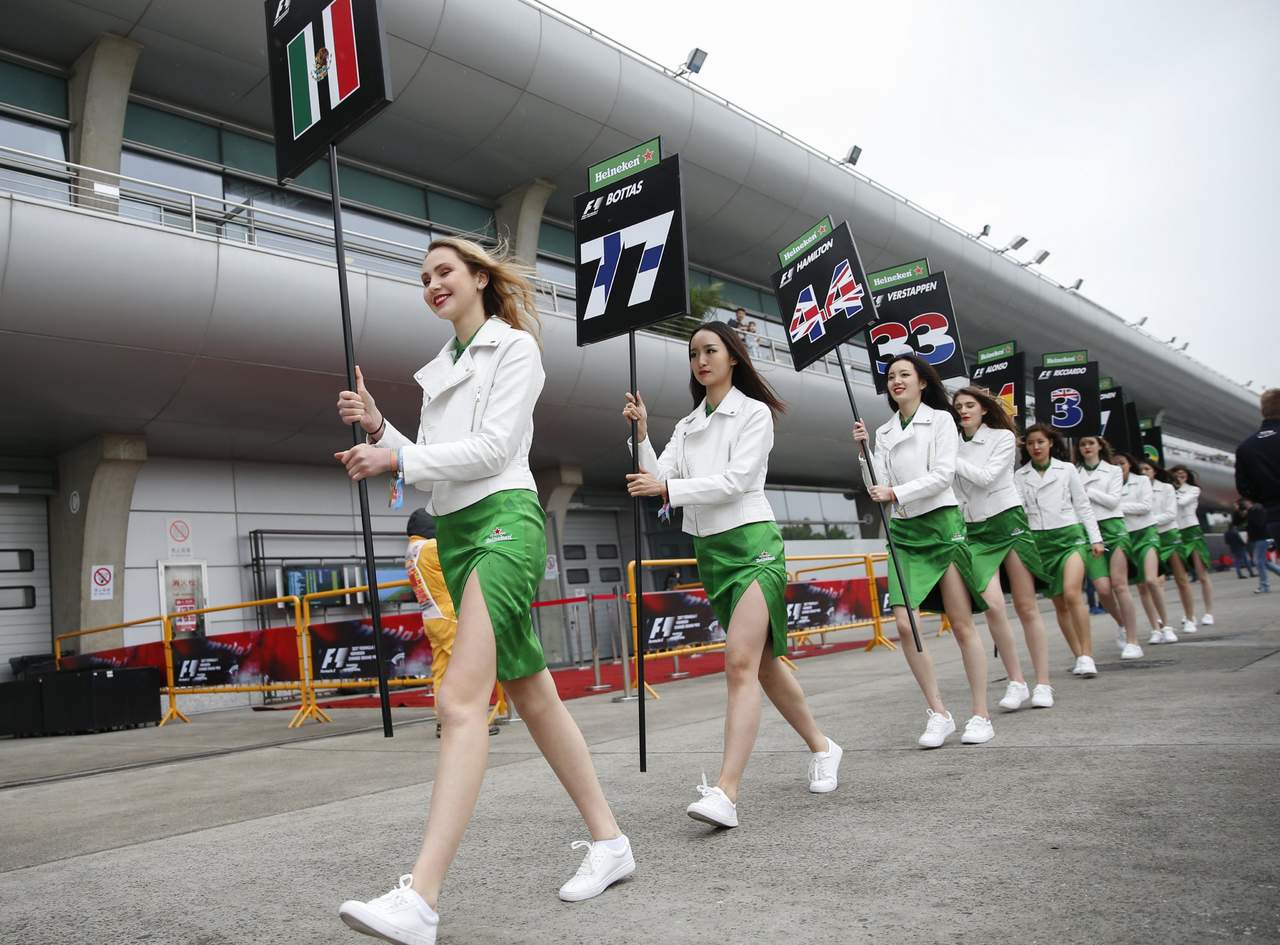 Las ‘Chicas de la Parrilla’ arriban al paddock antes del Gran Premio de Shanghai Fórmula Uno. (Archivo)