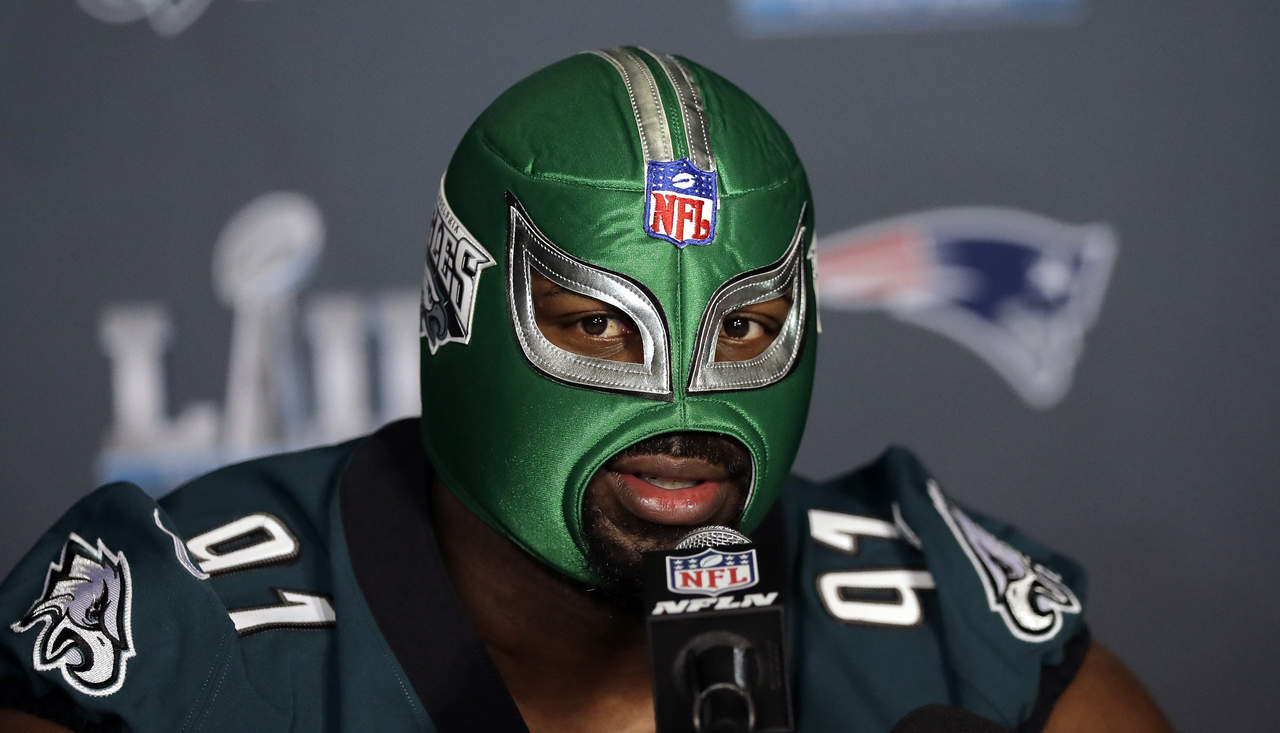 El tackle defensivo de Eagles de Filadelfia, Fletcher Cox, usó ayer una máscara de luchador cuando habló con los medios de comunicación. (AP)