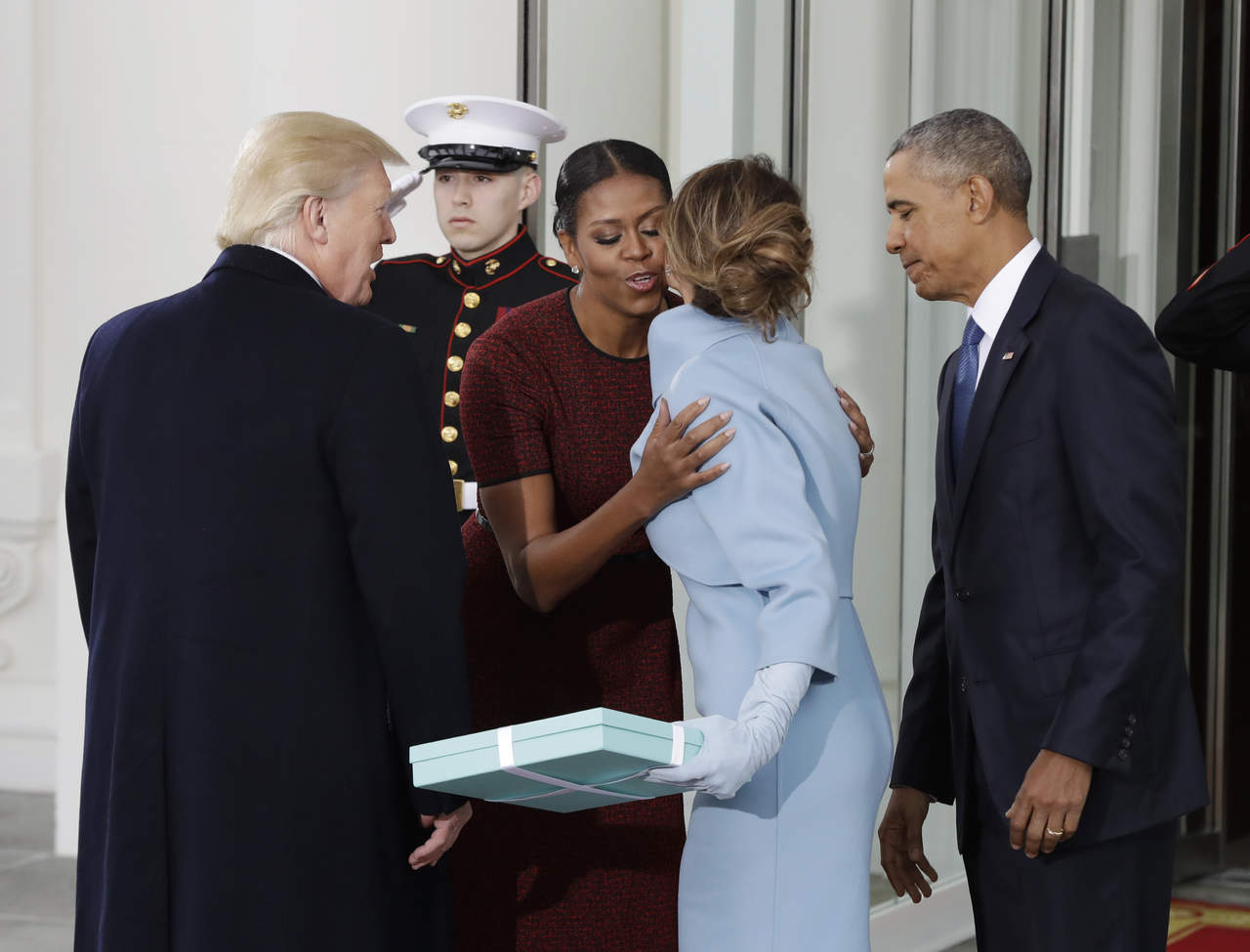 Ese intercambio formal el día que el presidente Donald Trump asumió el cargo fue algo incómodo, le dijo Michelle Obama a la conductora televisiva Ellen DeGeneres. (AP)