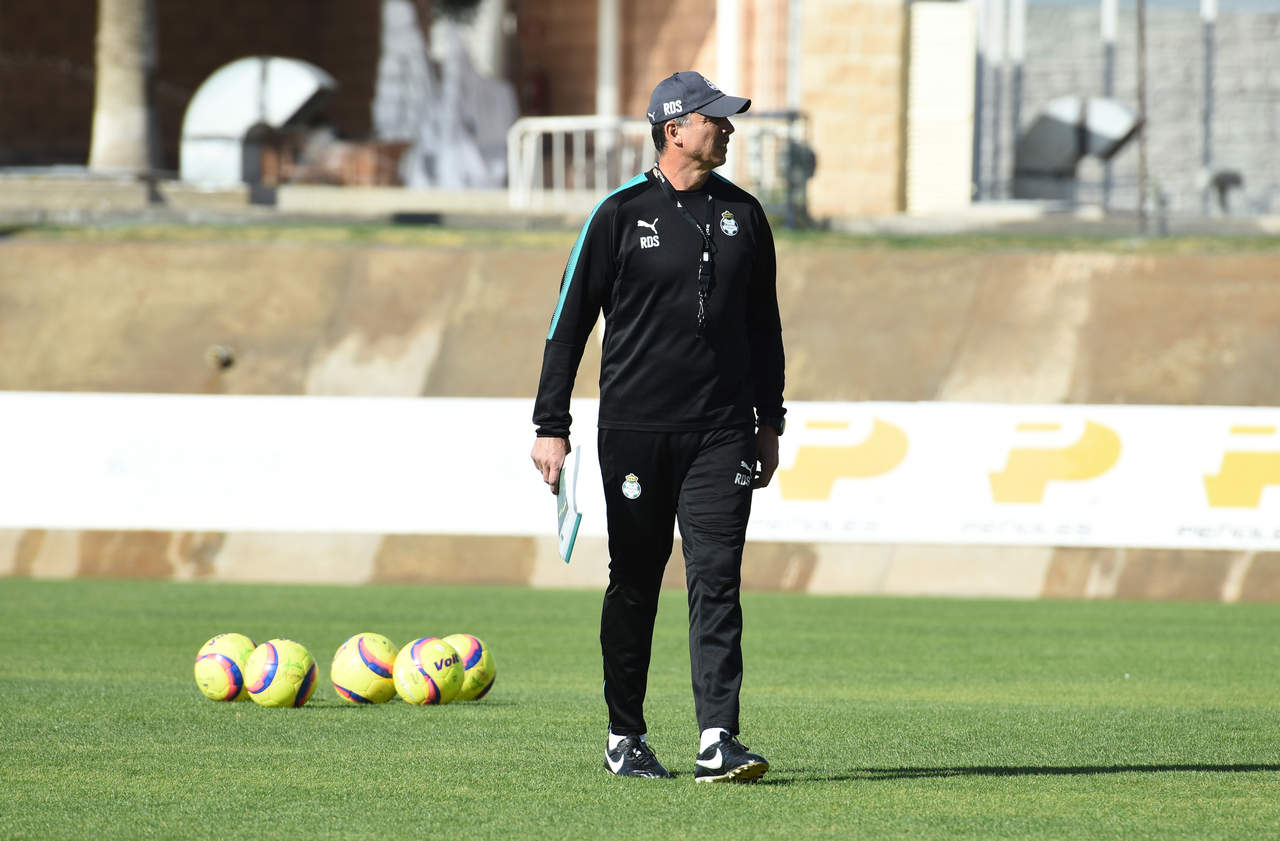 El técnico uruguayo dirigió como cada mañana la práctica al frente de su equipo. (JESÚS GALINDO)