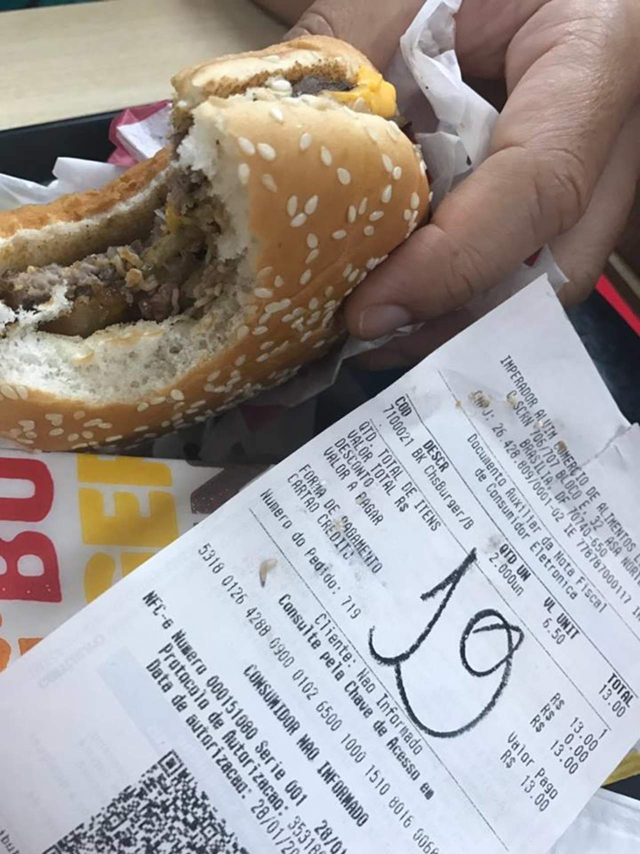 Graban gusanos dentro de una hamburguesa