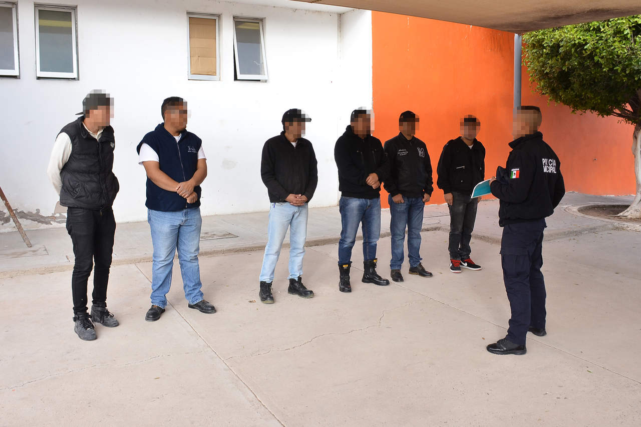 Actualmente se tienen 128 personas en capacitación en las instalaciones que se encuentran en la Unidad Deportiva conocida como Villa Olímpica y donde mediante convenio con el gobierno del Estado, el municipio instaló su Academia de Policía. (EL SIGLO DE TORREÓN)