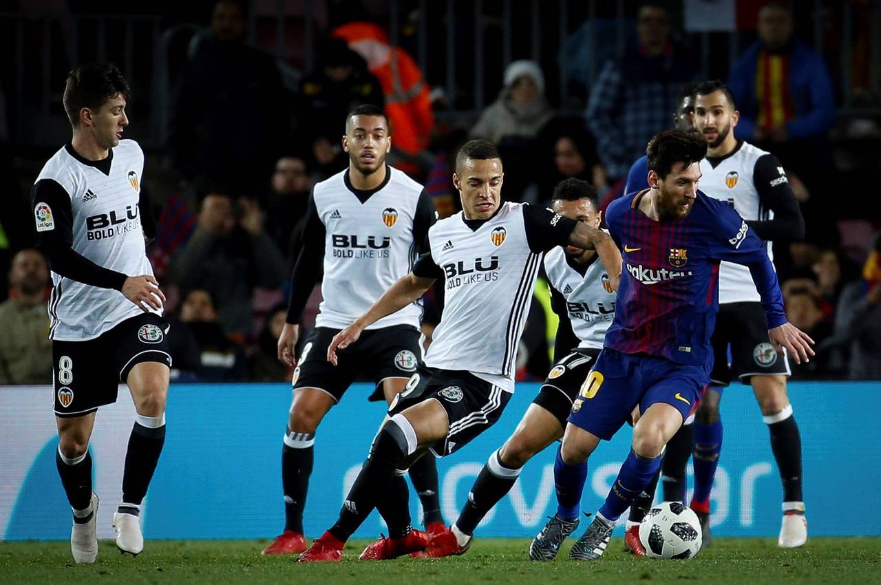 El delantero del FC Barcelona Leo Messi (2-d) trata de jugar un balón entre (i-d) Vietto, Vezzo, Rodrigo, Coquelin y Montoya, del Valencia, durante el partido de ida de las semifinales de la Copa del Rey. (EFE)