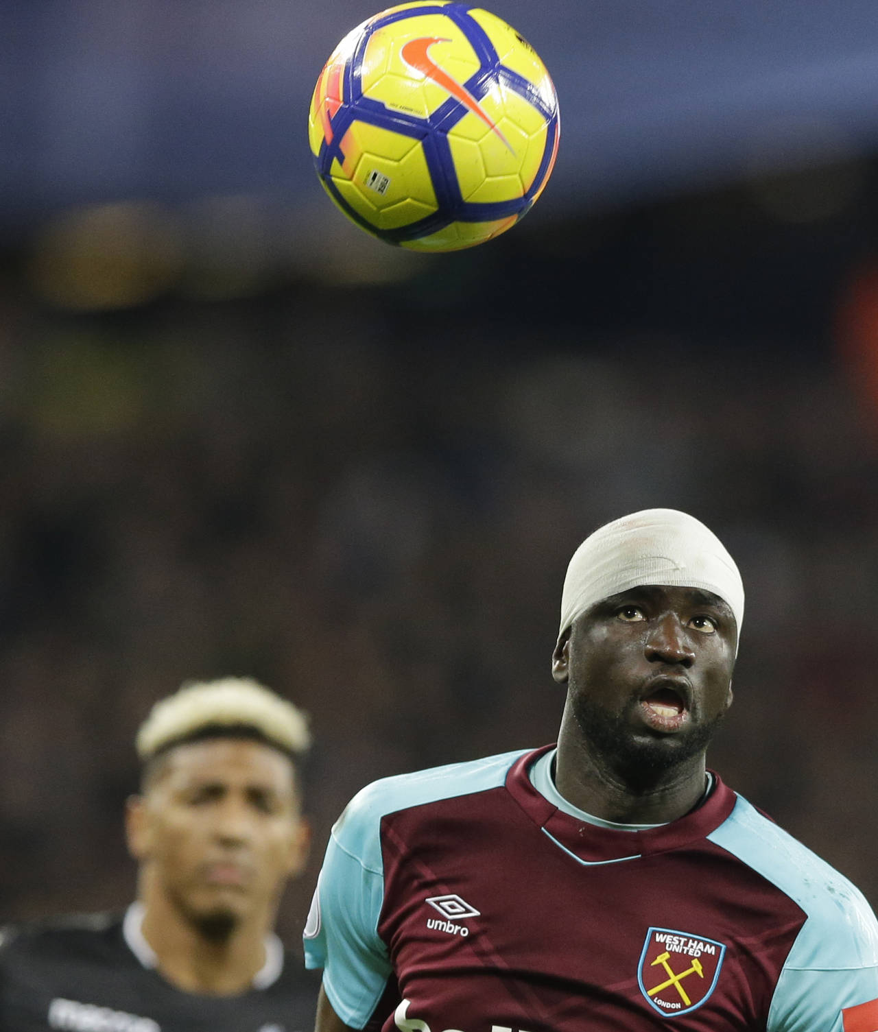 El senegalés de West Ham, Cheikhou Kouyaté, observa el balón durante un partido contra Crystal Palace. Investigan a West Ham por email racista