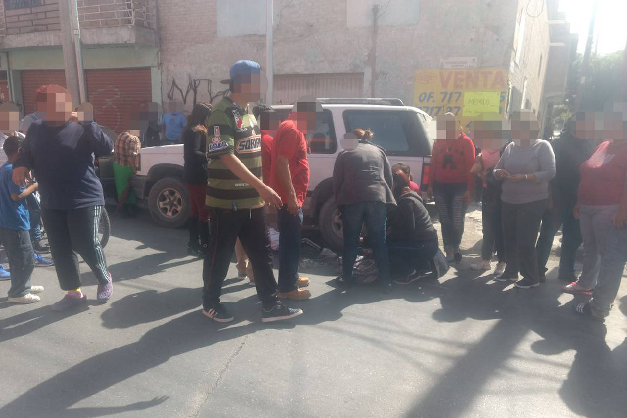 Lesionados. Tres menores de edad resultaron lesionados luego de ser arrollados por una motocicleta en el centro de Torreón. (EL SIGLO DE TORREÓN)