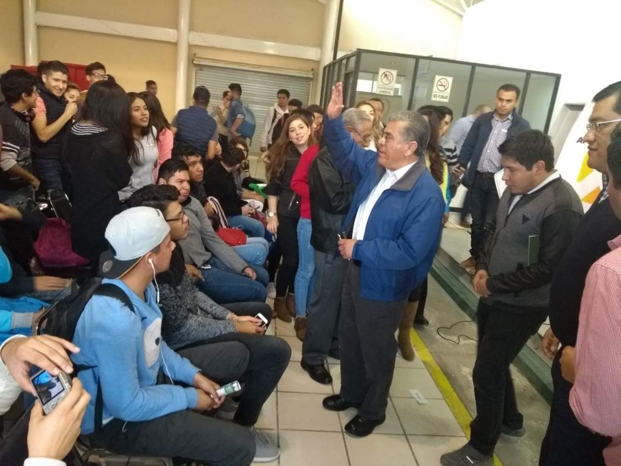 Inició esta mañana su campaña electoral en algunas escuelas y facultades de la máxima casa de estudios, con sede en Torreón. (ANGÉLICA SANDOVAL)