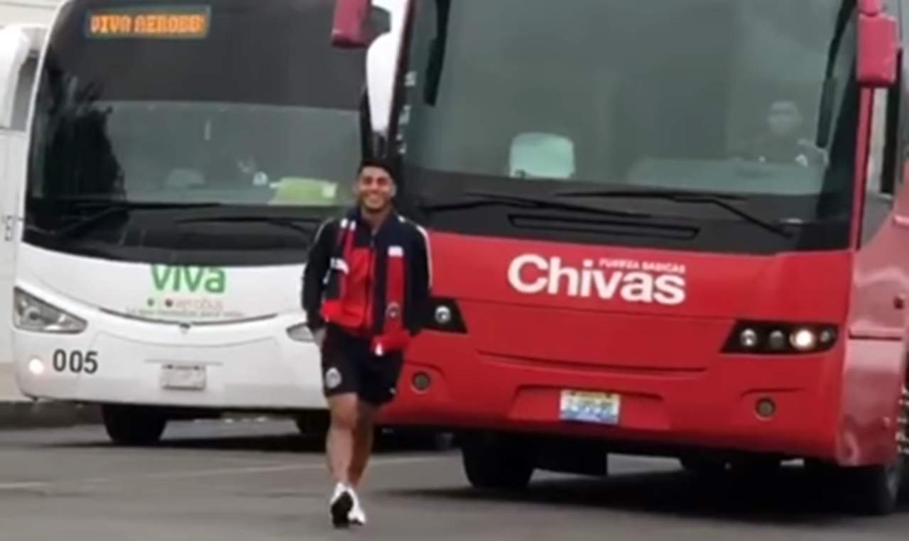 El exjugador de Santos se quedó dormido mientras iban del aeropuerto al hotel de concentración con su equipo, las Chivas. (Especial)