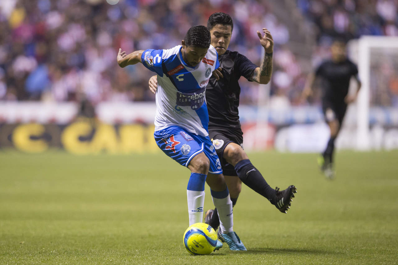 Puebla, dirigido por el entrenador Enrique Meza, apostó a un fútbol práctico; sin tener tanto el balón convirtió par de goles y marcó el rumbo del partido. (EFE)