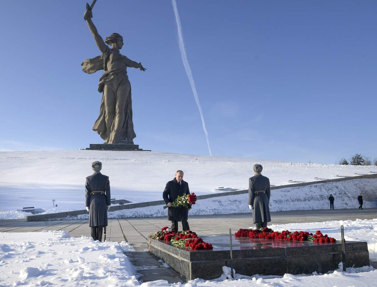 Valora. Putin, quien hizo una guardia de honor por los caídos, dijo que la Batalla en Stalingrado modificó la historia mundial.