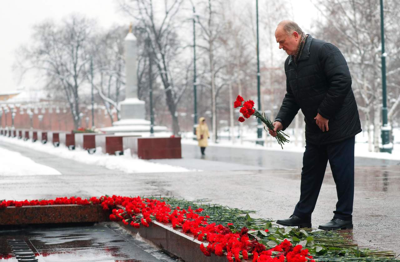 Se unen. El líder comunista Gennady Zyuganov participa en una ofrenda floral ante la Tumba del Soldado Desconocido en Moscú.