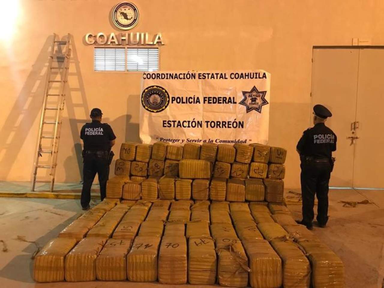 Los paquetes decomisados dieron en total una tonelada de peso y fueron puestos a disposición del Ministerio Público Federal. (ESPECIAL)