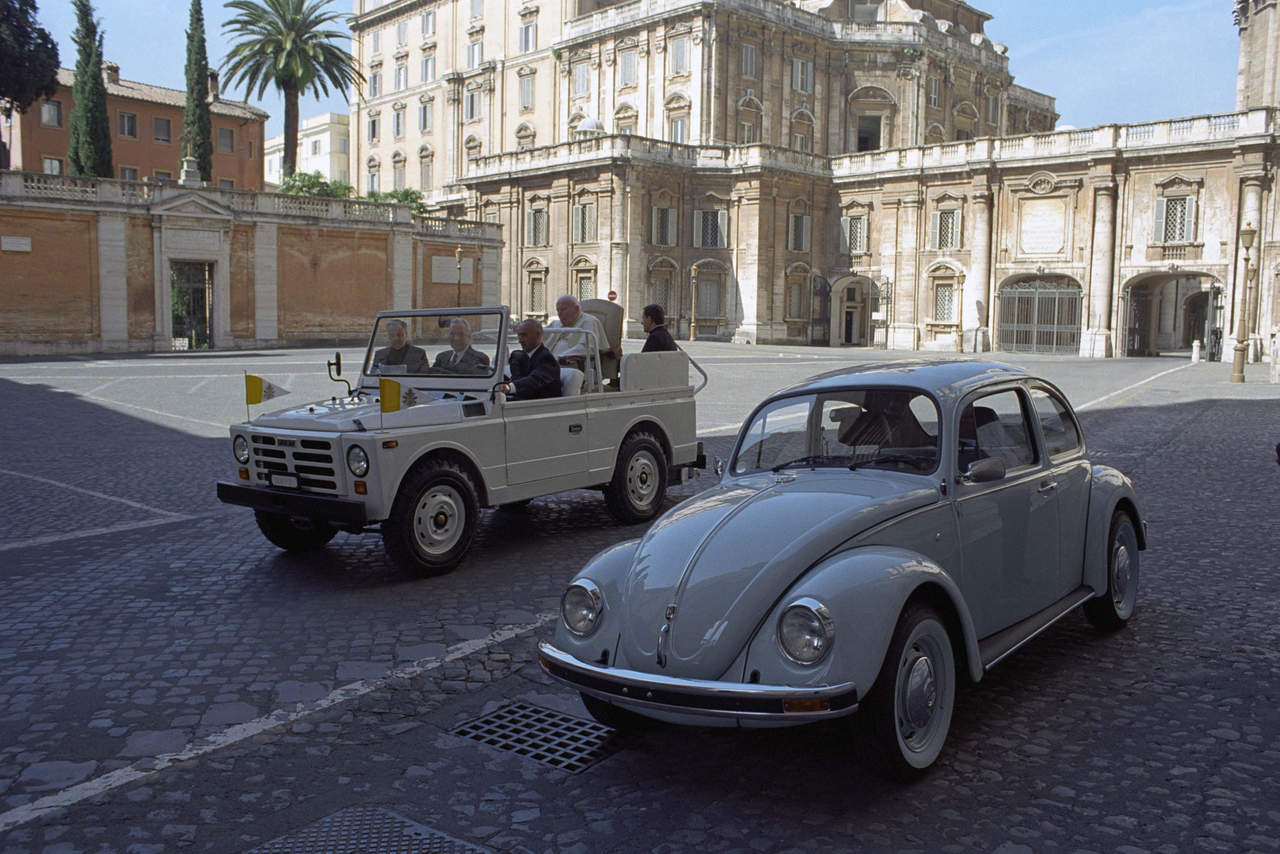 El vehículo fue entregado al pontífice polaco el 26 de mayo de 2004 en el Vaticano. (ARCHIVO) 