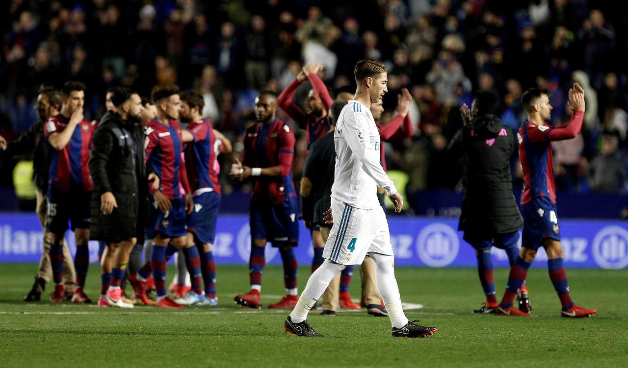 En la reanudación, con más corazón que cabeza, el Real Madrid dispuso de alguna ocasión, pero una vez más el gol brilló por su ausencia hasta la aparición de Isco Alarcón, que salió desde el banquillo para marcar a diez minutos del final. (EFE)