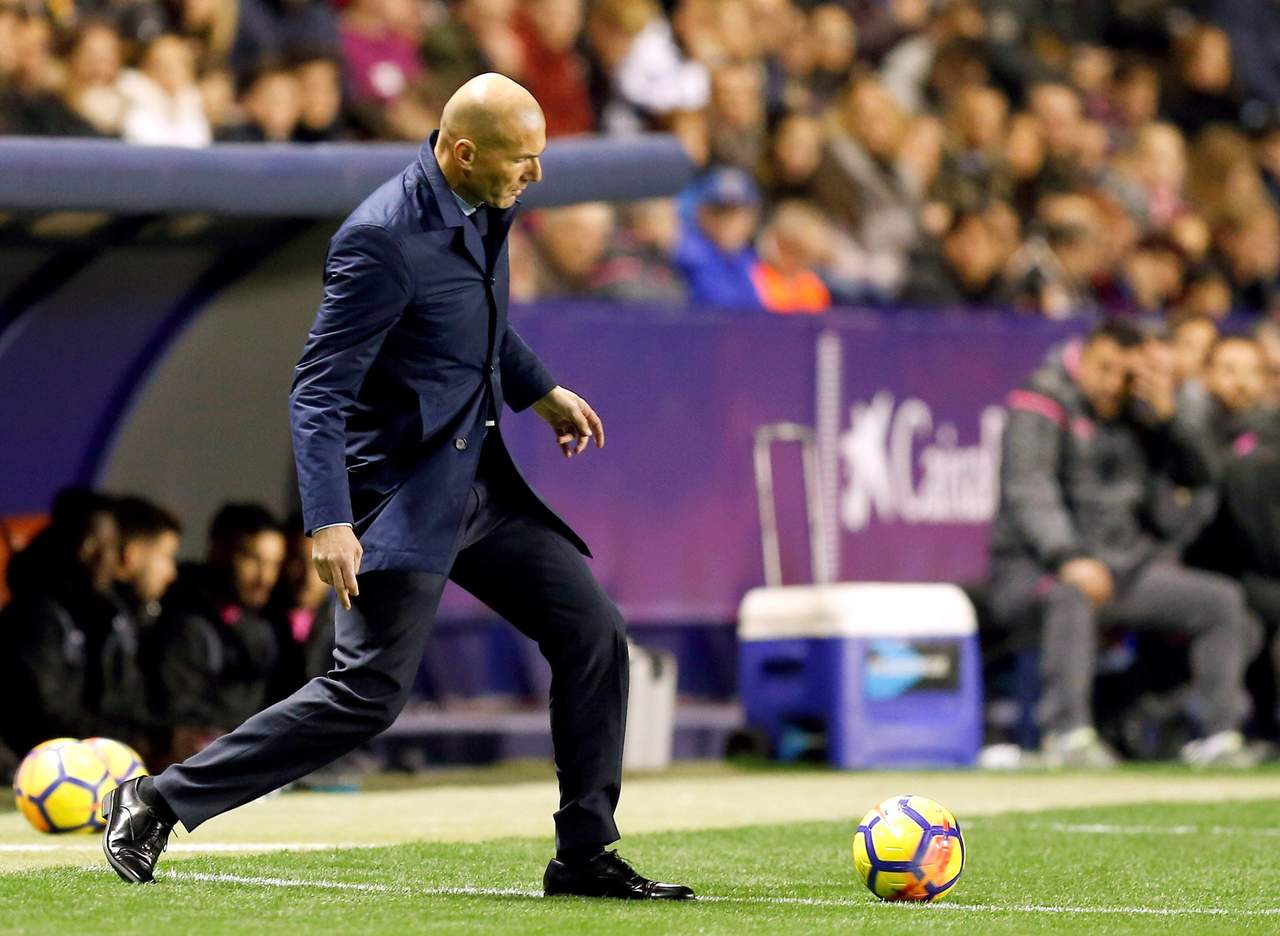 'Lo que ha pasado hoy es muy duro porque significa perder dos puntos', dijo Zidane, quien explicó que cambió a Cristiano porque buscaba meter a un jugador en el centro del campo y tener más fuerza. (EFE)
