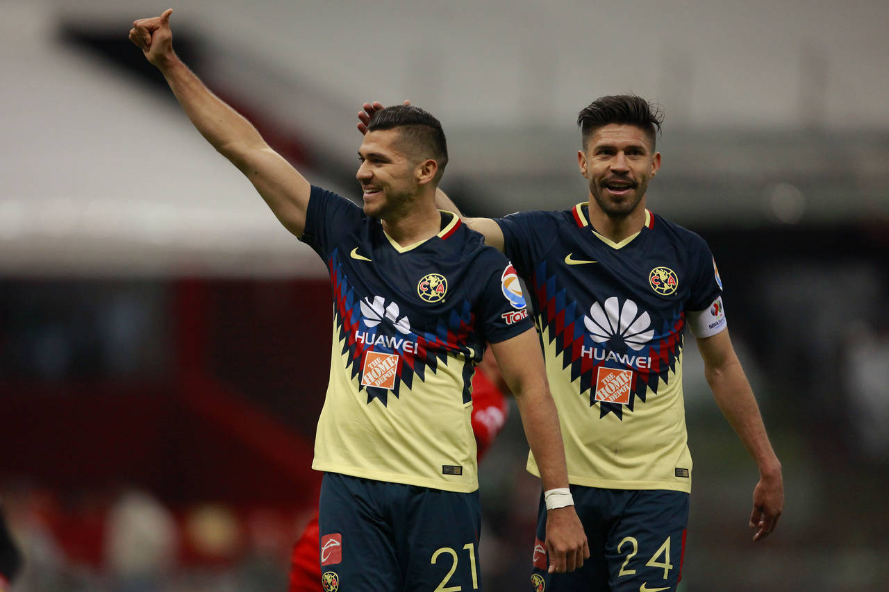 Henry Martin (d), del América, junto a Oribe Peralta, festeja después de marcar el segundo gol de su equipo durante el partido de ayer. (Jam Media)