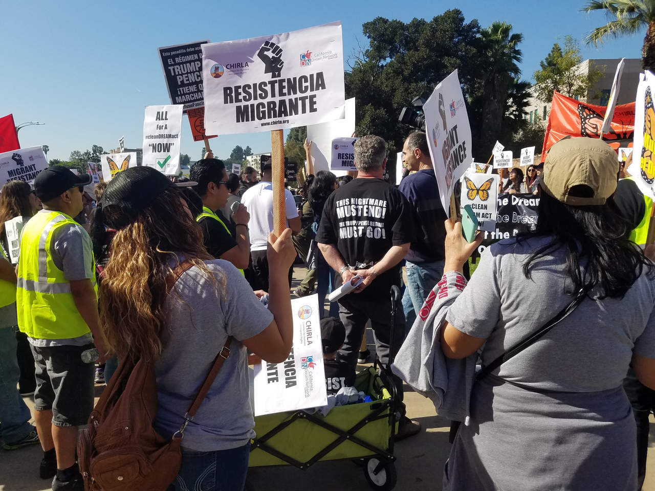 Con la consigna 'No al secuestro de los 'dreamers'', los manifestantes marcharon por calles de Los Ángeles