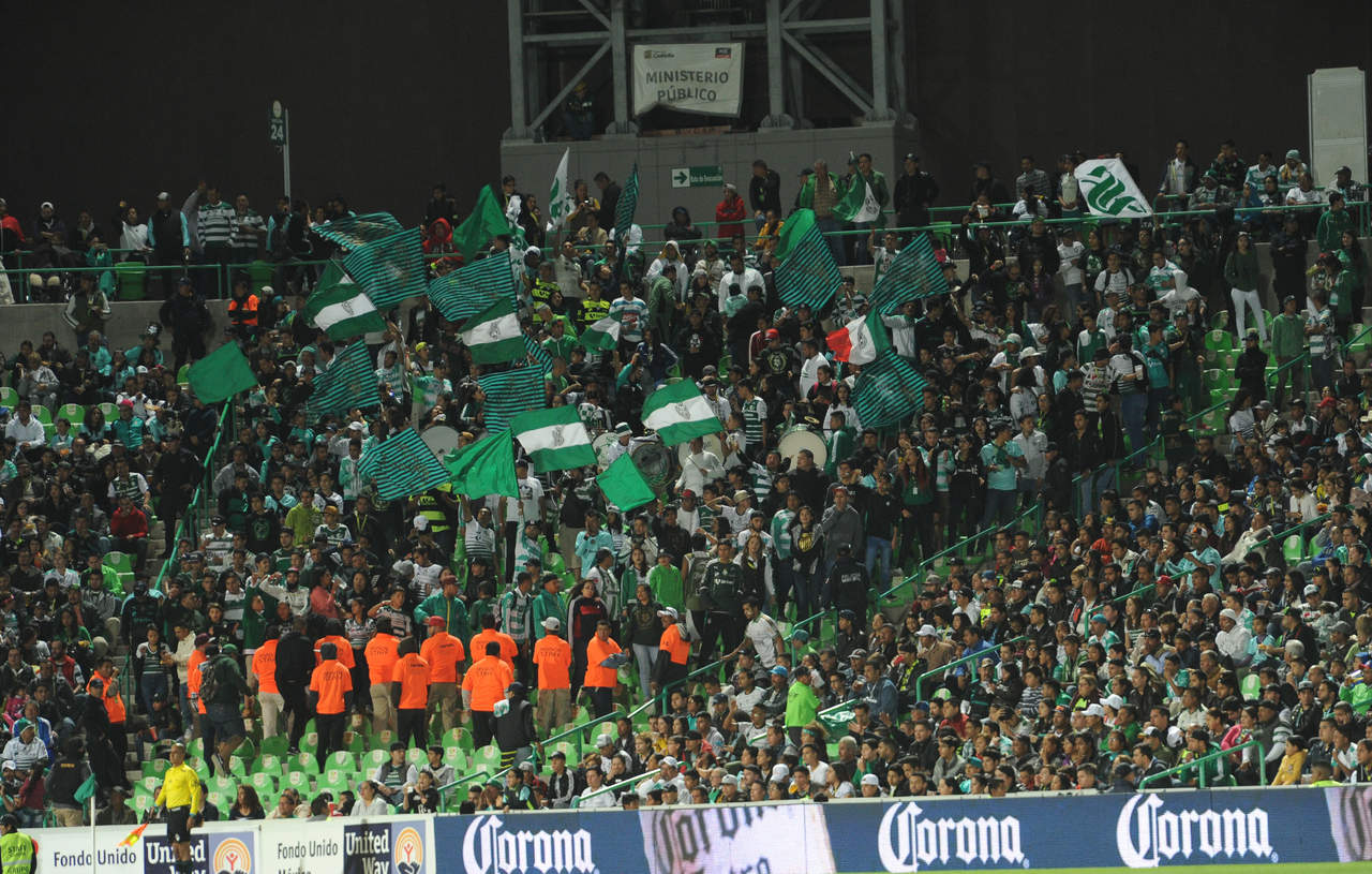 La afición del Santos Laguna no pudo celebrar el tercer triunfo consecutivo en el estadio Corona. (Fotografías de Ramón Sotomayor)