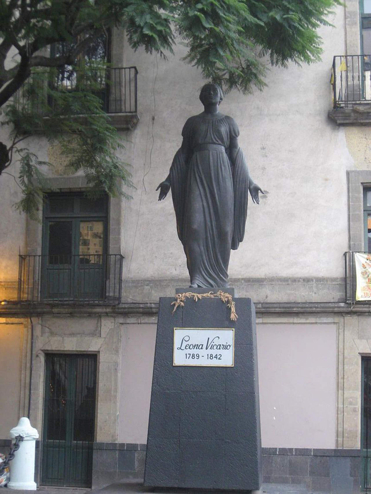 Estatua a Leona Vicario en el Centro Histórico de la Ciudad de México, sita en la esquina de República de Brasil con República de Honduras.