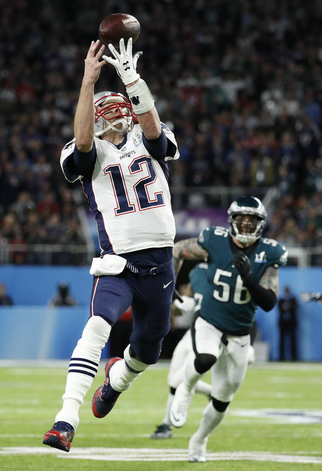 A Tom Brady no le salió atrapar un pase durante el partido de ayer, ante los Eagles de Filadelfia.  (AP y EFE)